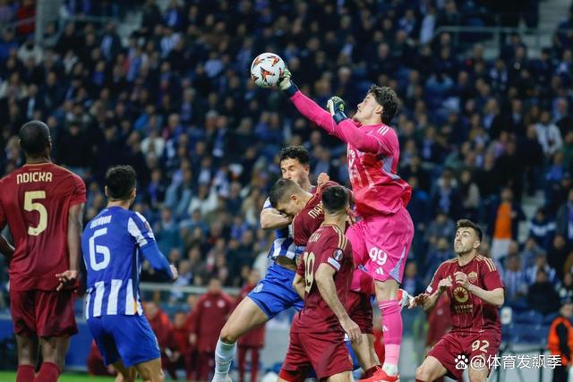欧洲赛场上演对决,球员拼尽全力 欧洲赛场上演对决,球员拼尽全力