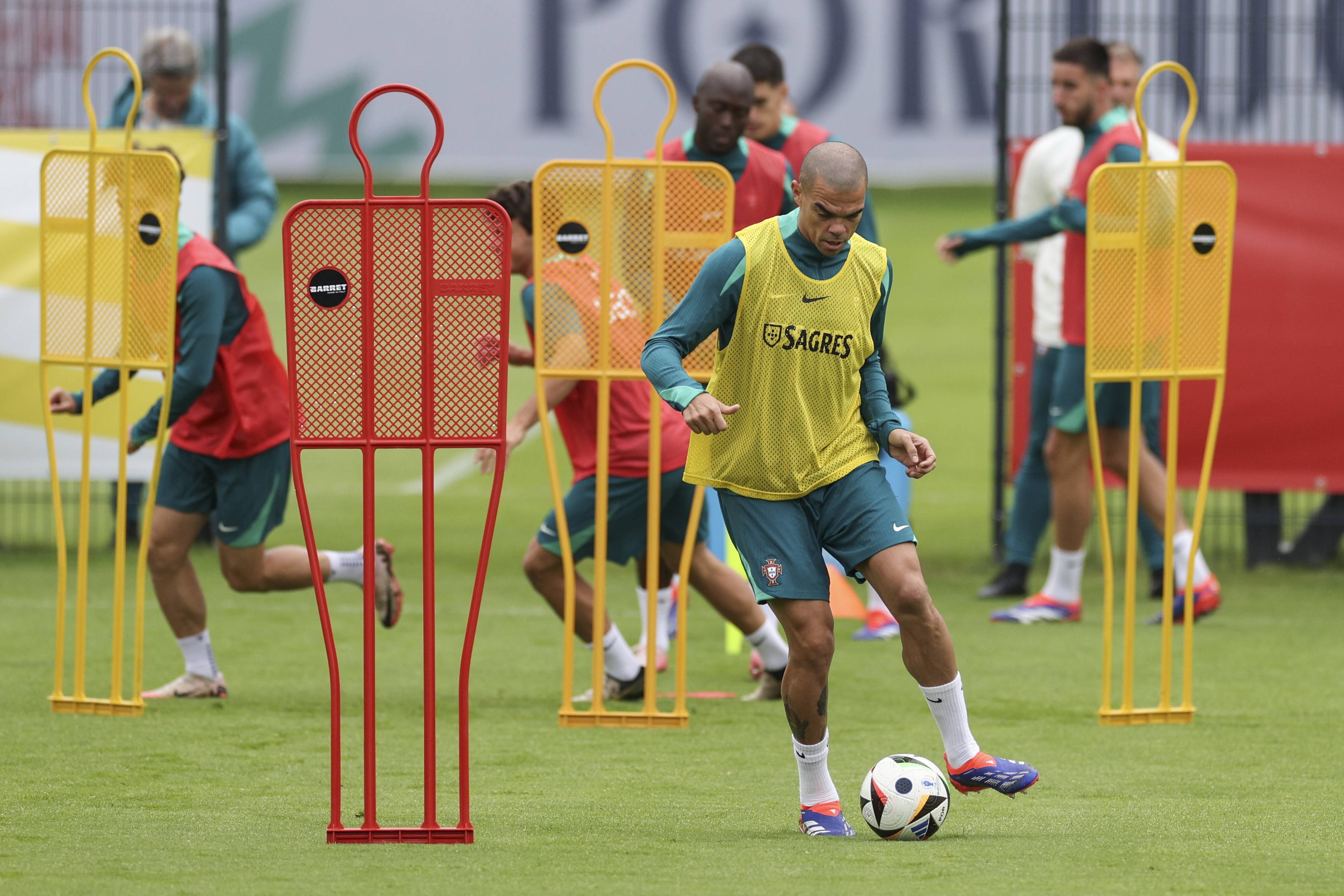 葡萄牙队在国际足球比赛中掀起热潮 葡萄牙队在国际足球比赛中掀起热潮