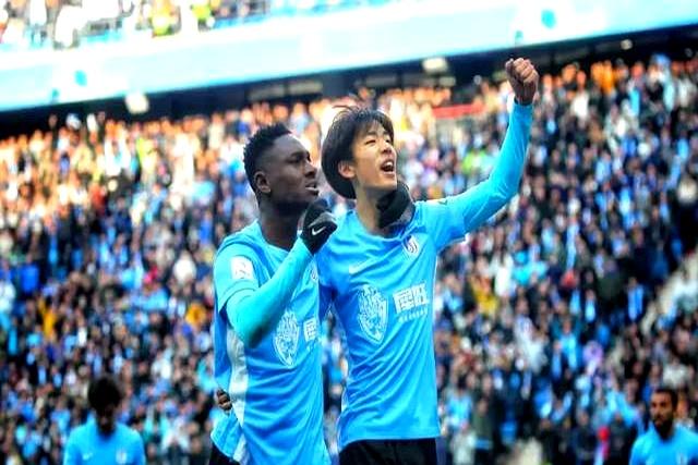 青年球员崭露头角,助球队斩获胜利 青年球员崭露头角,助球队斩获胜利