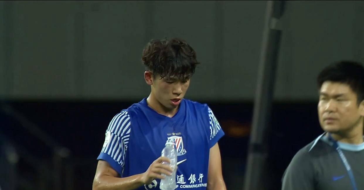 青年球员崭露头角,助球队斩获胜利 青年球员崭露头角,助球队斩获胜利