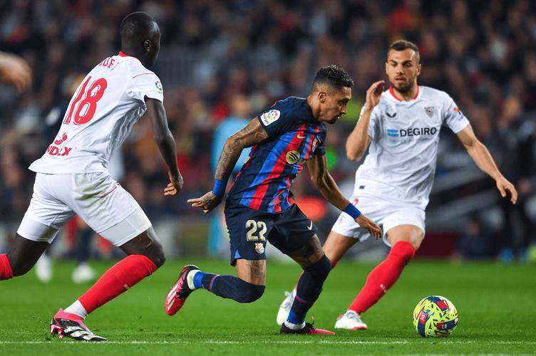 梅西双响,巴萨主场横扫皇家社会 梅西双响,巴萨主场横扫皇家社会