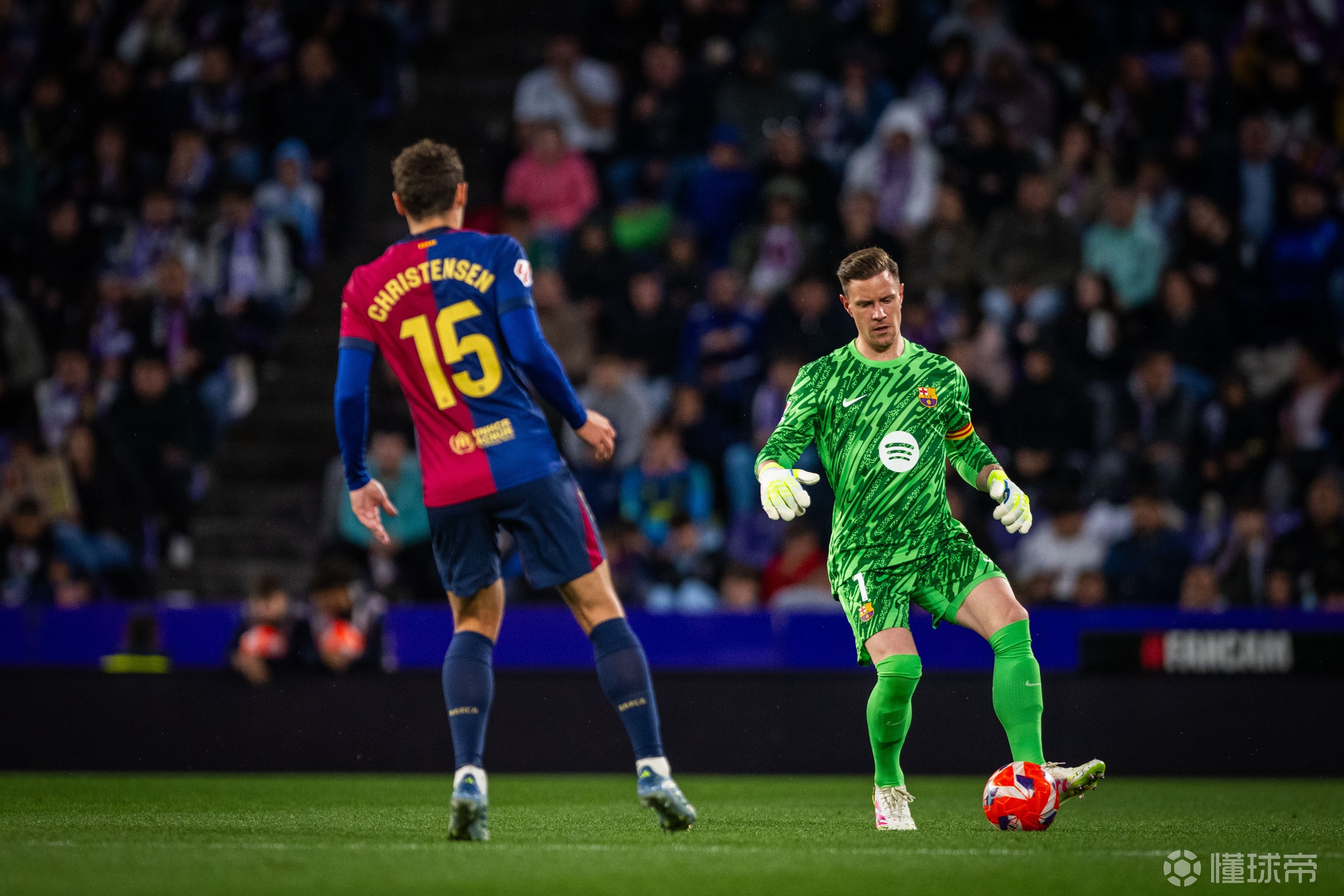 开云体育APP下载-赛场上英雄辈出，球队以团队合作取得胜利