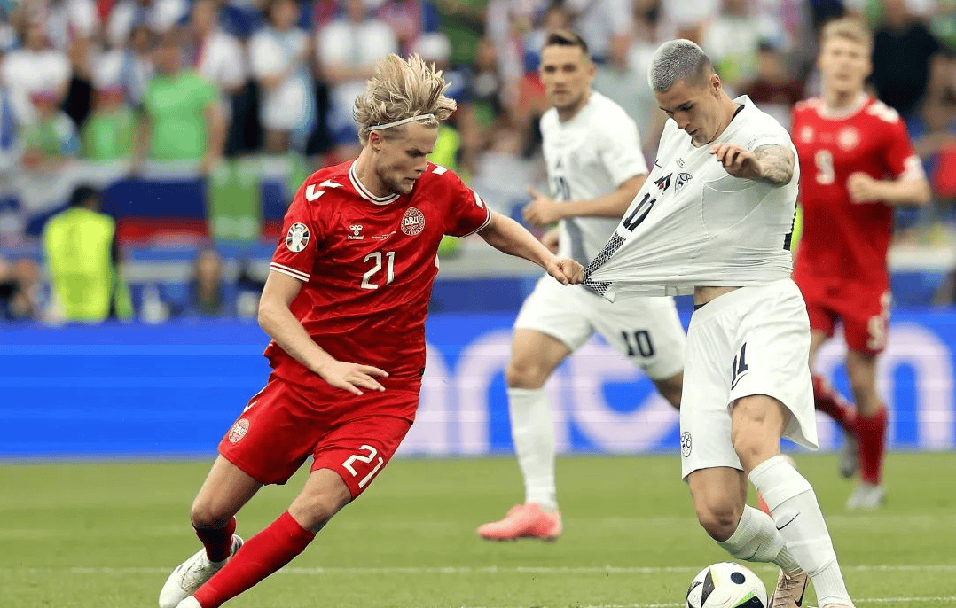 斯洛伐克运动员在比赛中实现突破