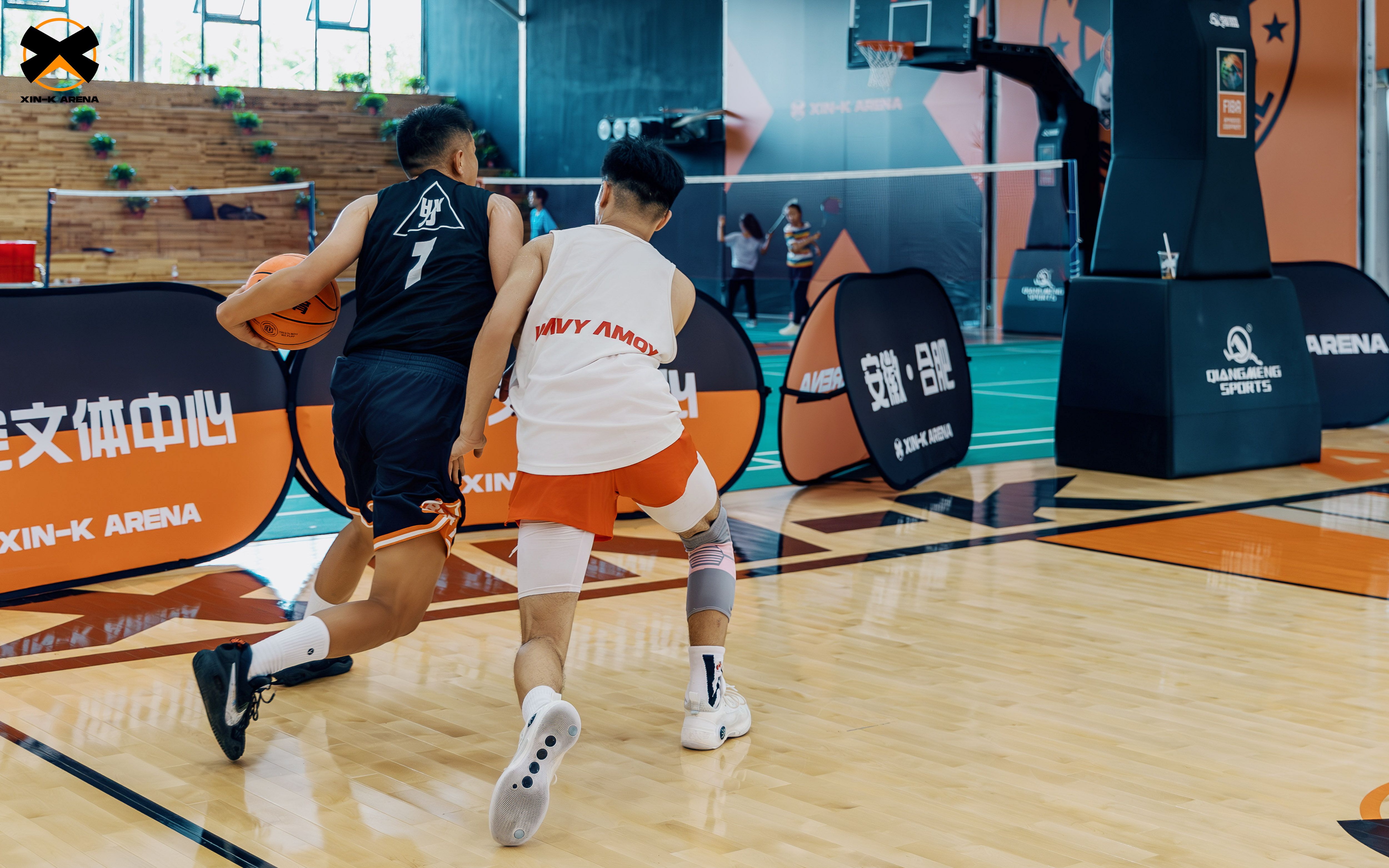 篮球赛事经历激烈对抗，终见胜负