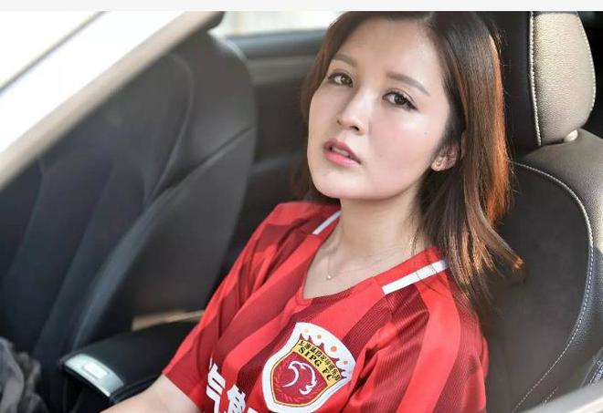 关于体育场上，女足球选手们用实力展现自我，争取胜利的信息