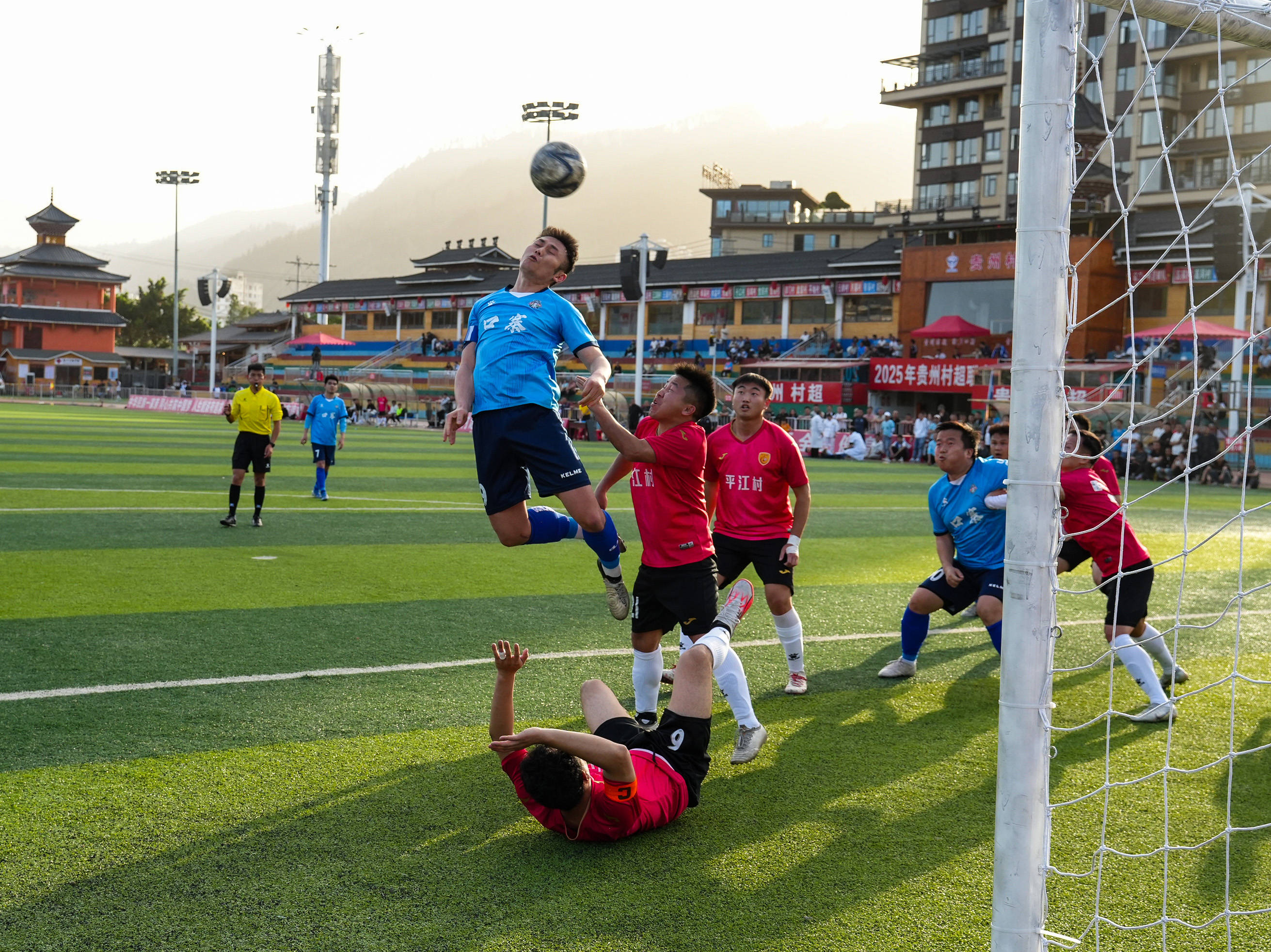 中小球队在大赛中迸发出惊人潜力，引人瞩目