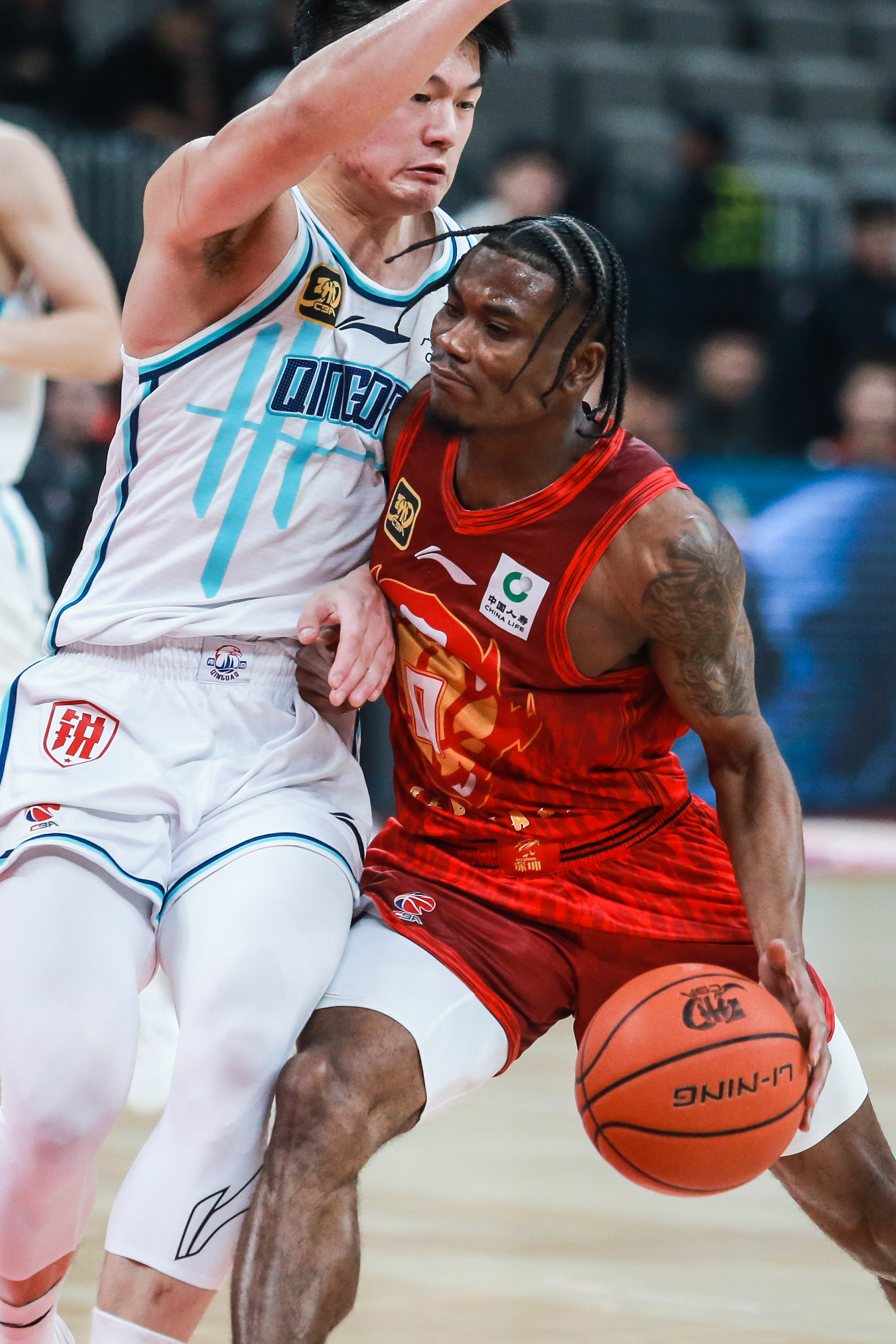 挪威篮球比赛火热进行，球队角逐胜利