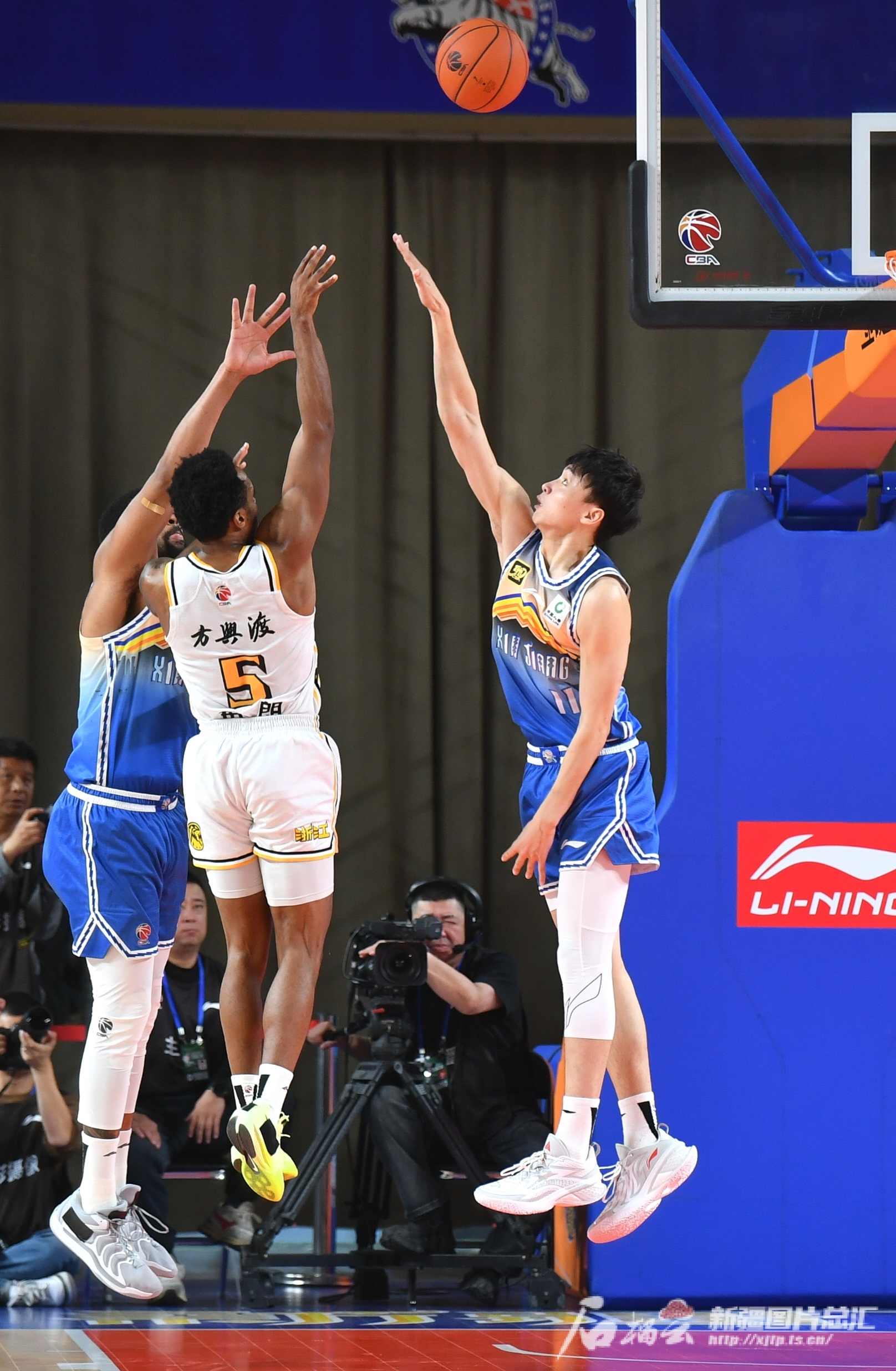 开云体育登录-新疆男篮全队表现出色，取得连胜