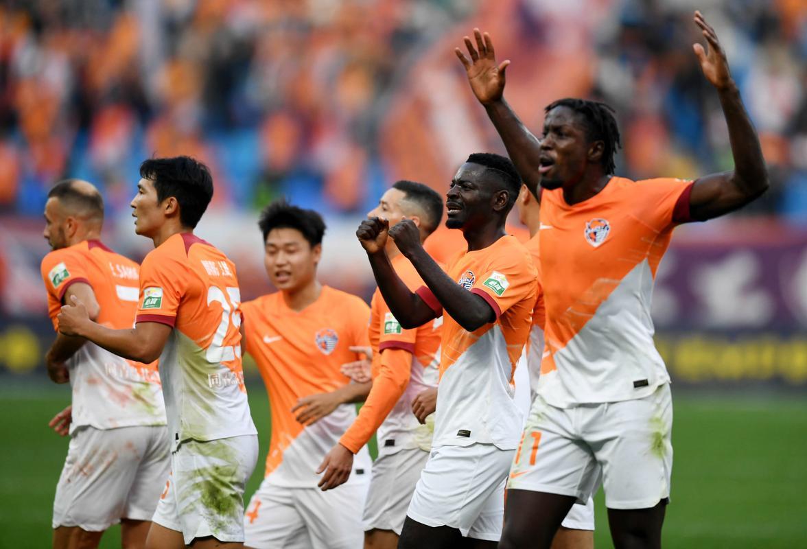 中超比赛紧张上演，球队斗志昂扬