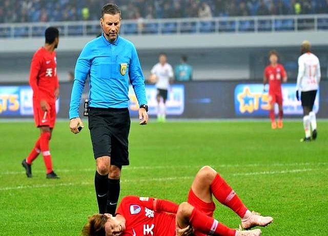 比赛中出现冲突，队员情绪失控