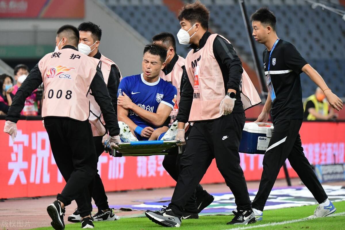 比赛中出现冲突，队员情绪失控