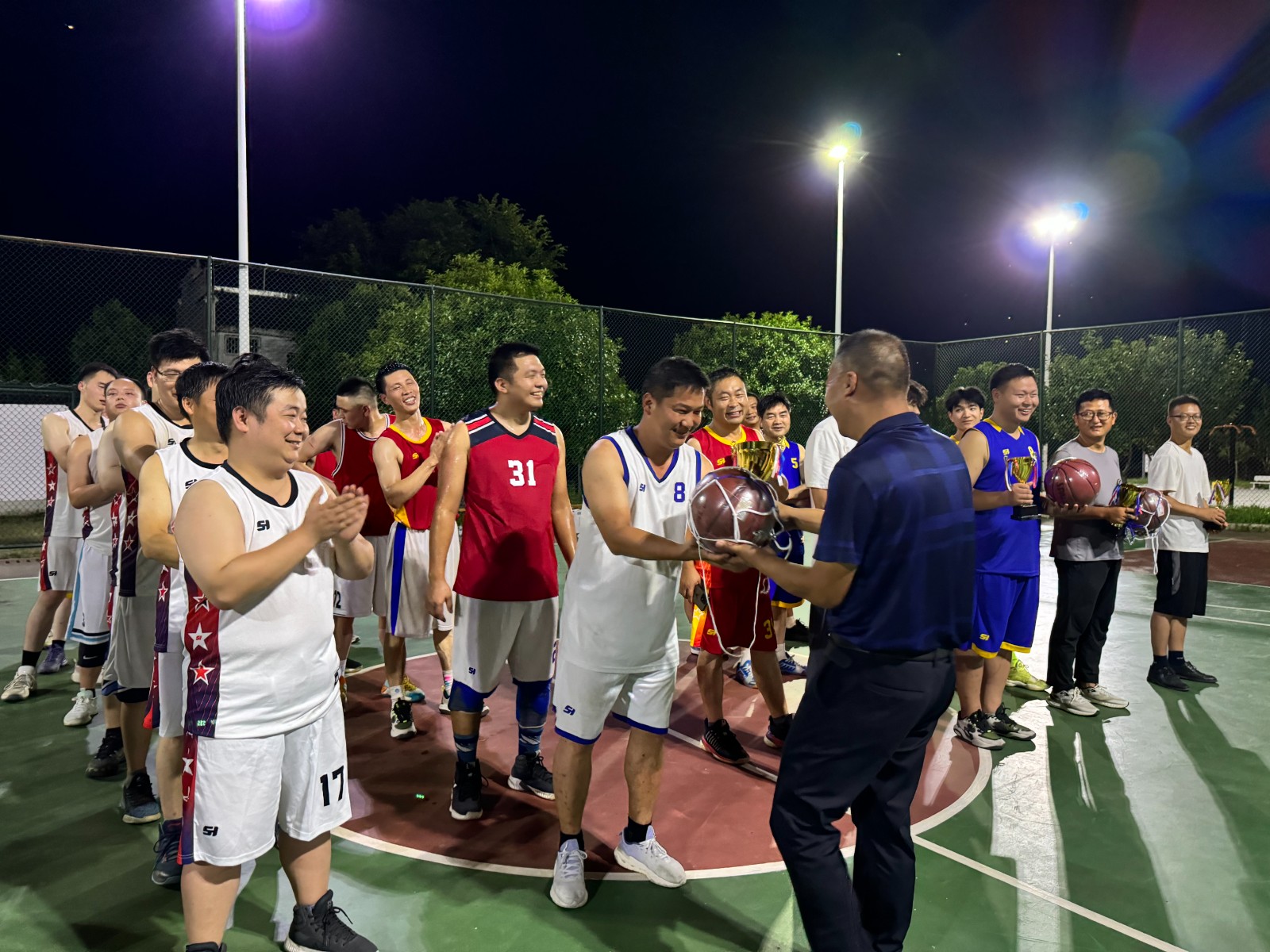 激烈的篮球比赛现场激发了观众热情 激烈的篮球比赛现场激发了观众热情