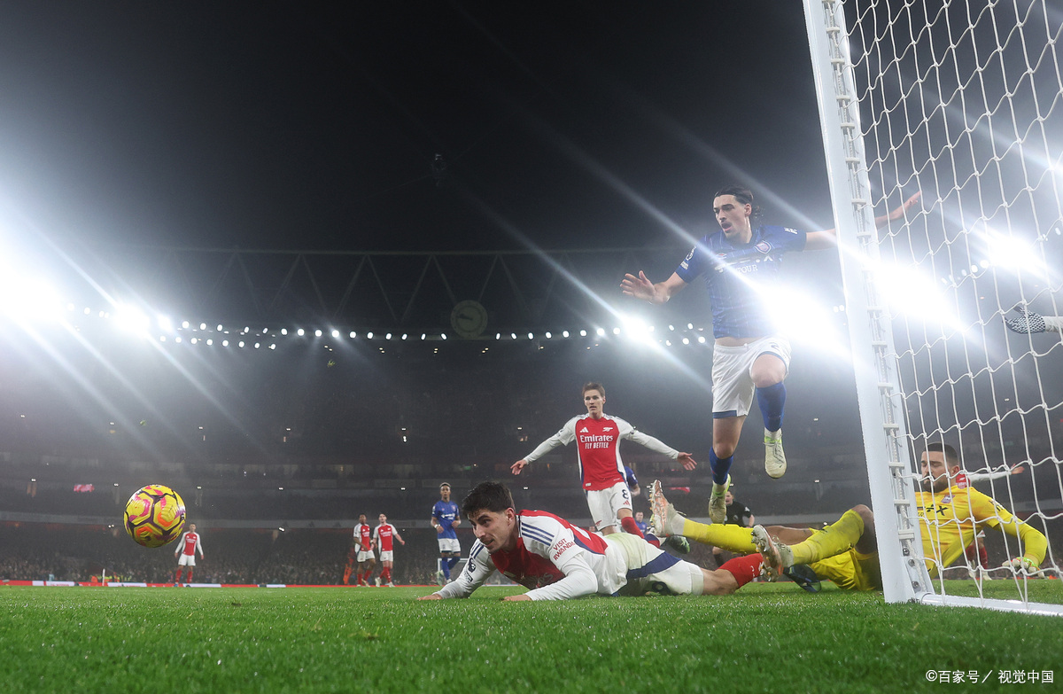 开云体育在线-足球赛场上火爆对决，球迷热情高涨的简单介绍