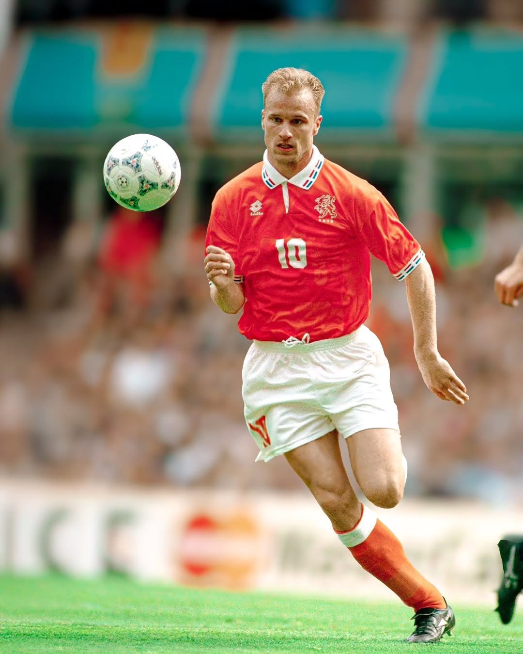 开云体育app-荷兰球队在欧冠比赛中展现出色表现