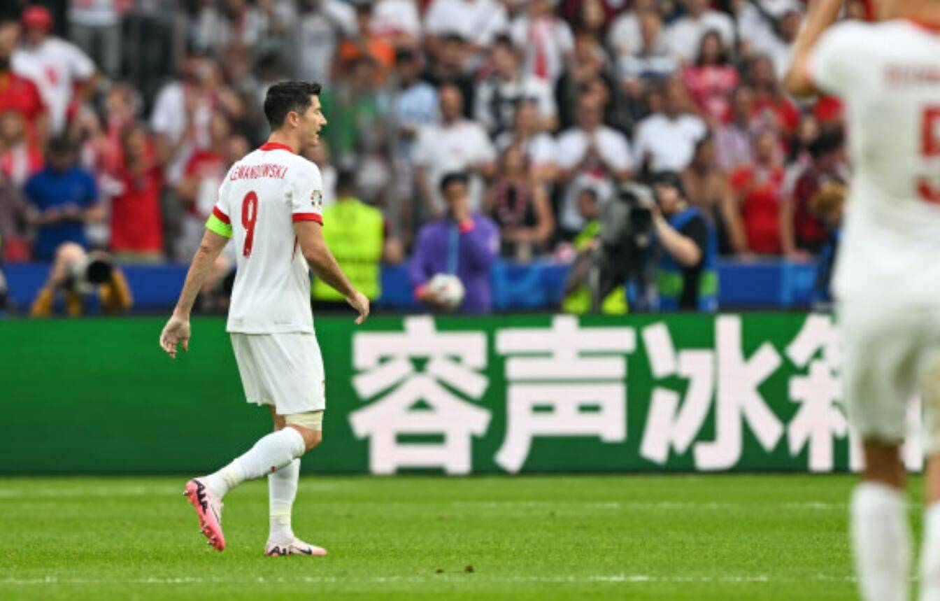 开云下载-关于足球队遇到连败危机，主教练面临下课风波的信息