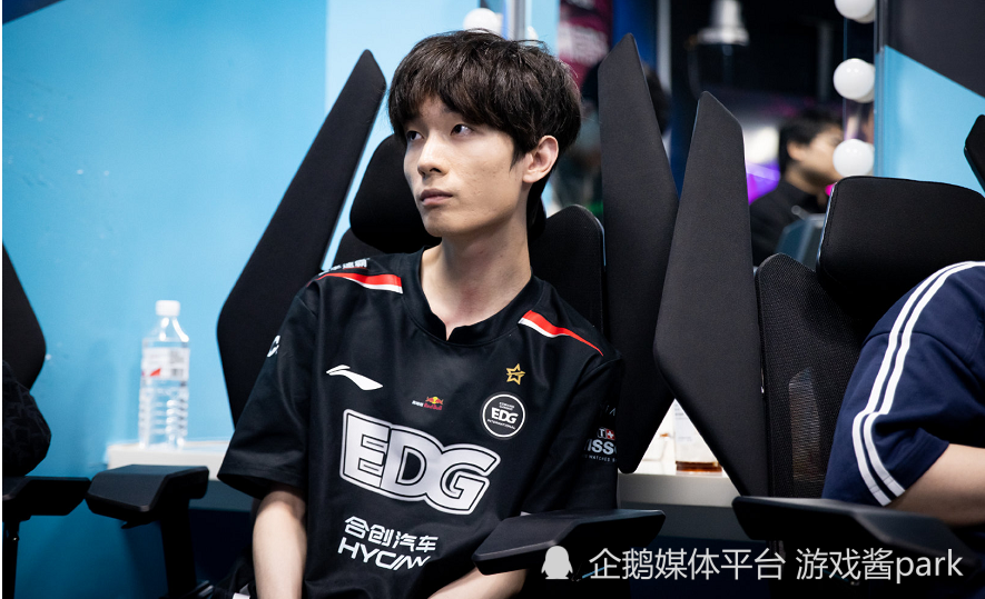 BRO碾压LGD,Uzi操刀奇招英雄翻盘强强对话八强赛,让粉丝疯狂欢呼 BRO碾压LGD,Uzi操刀奇招英雄翻盘强强对话八强赛,让粉丝疯狂欢呼