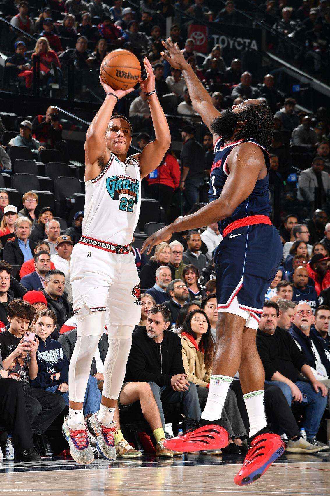 开云平台-快船客场大胜灰熊，乔治砍下30分