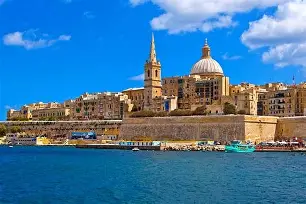 马耳他游泳健将夺得金牌，光芒四射