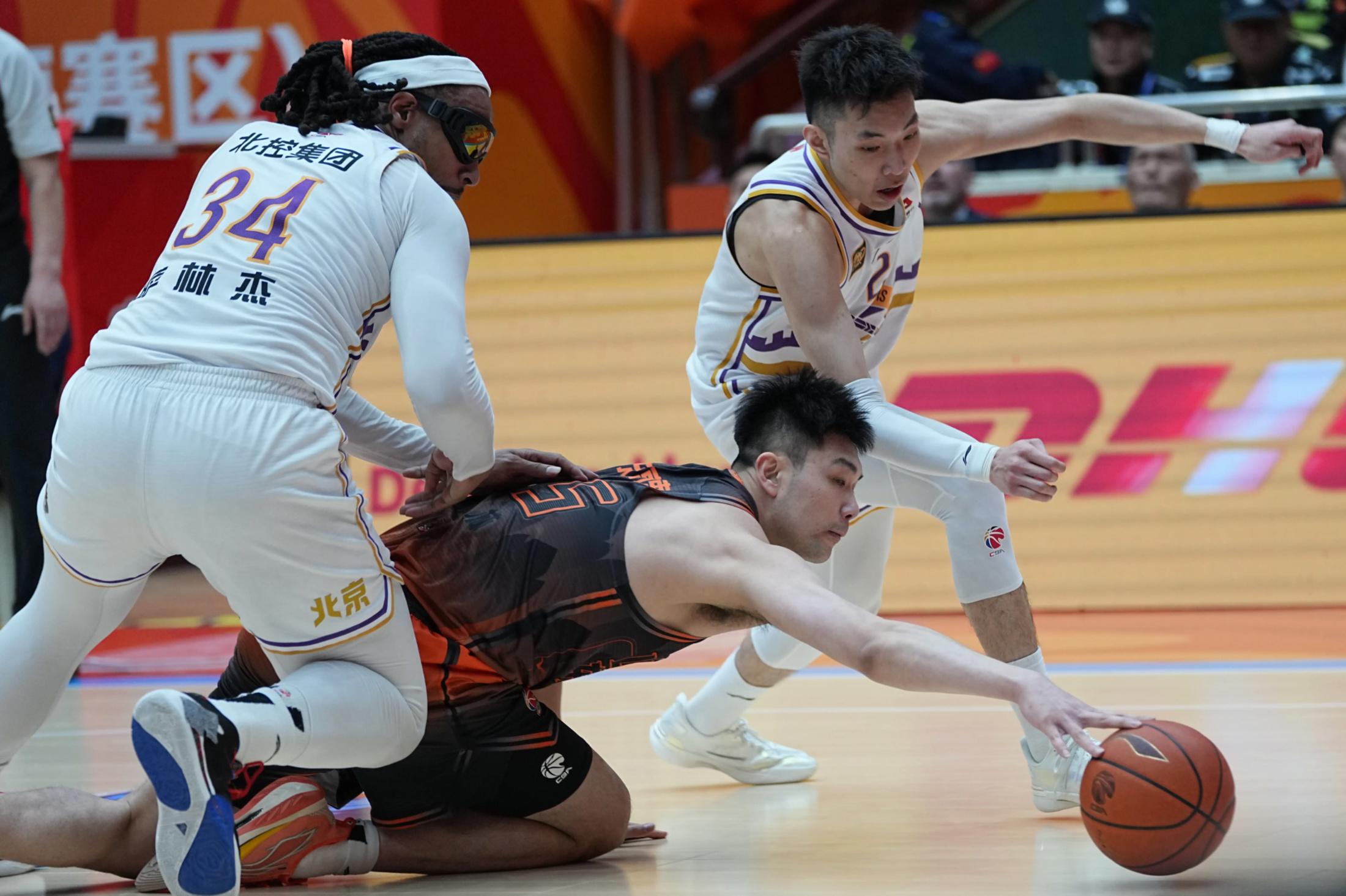 开云体育app-体育界正在疯狂讨论篮球联赛的最佳球员