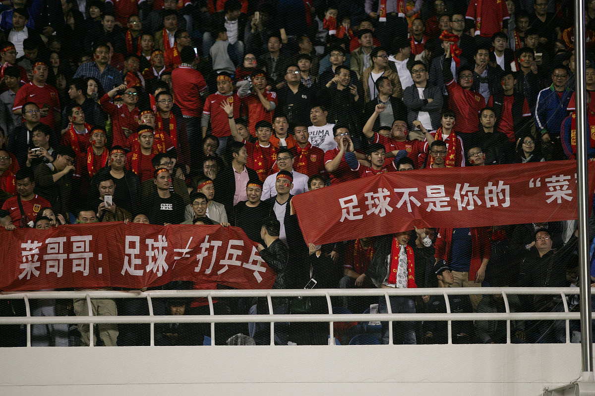 足球赛场上一场胜利引发球迷狂热 足球赛场上一场胜利引发球迷狂热