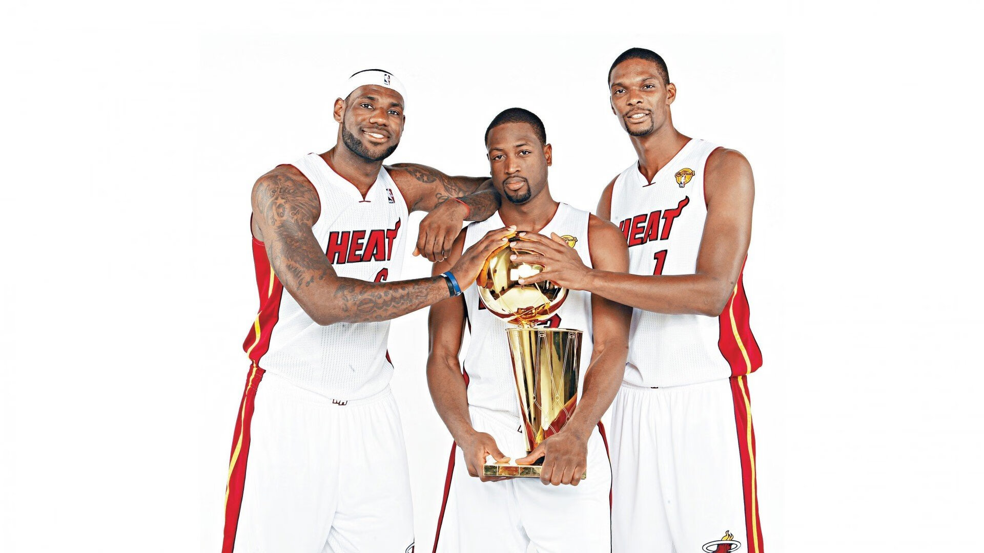 赛道如棋局，红色旋风鏖战绿色闪电，塞恩斯炽热状态点燃围场